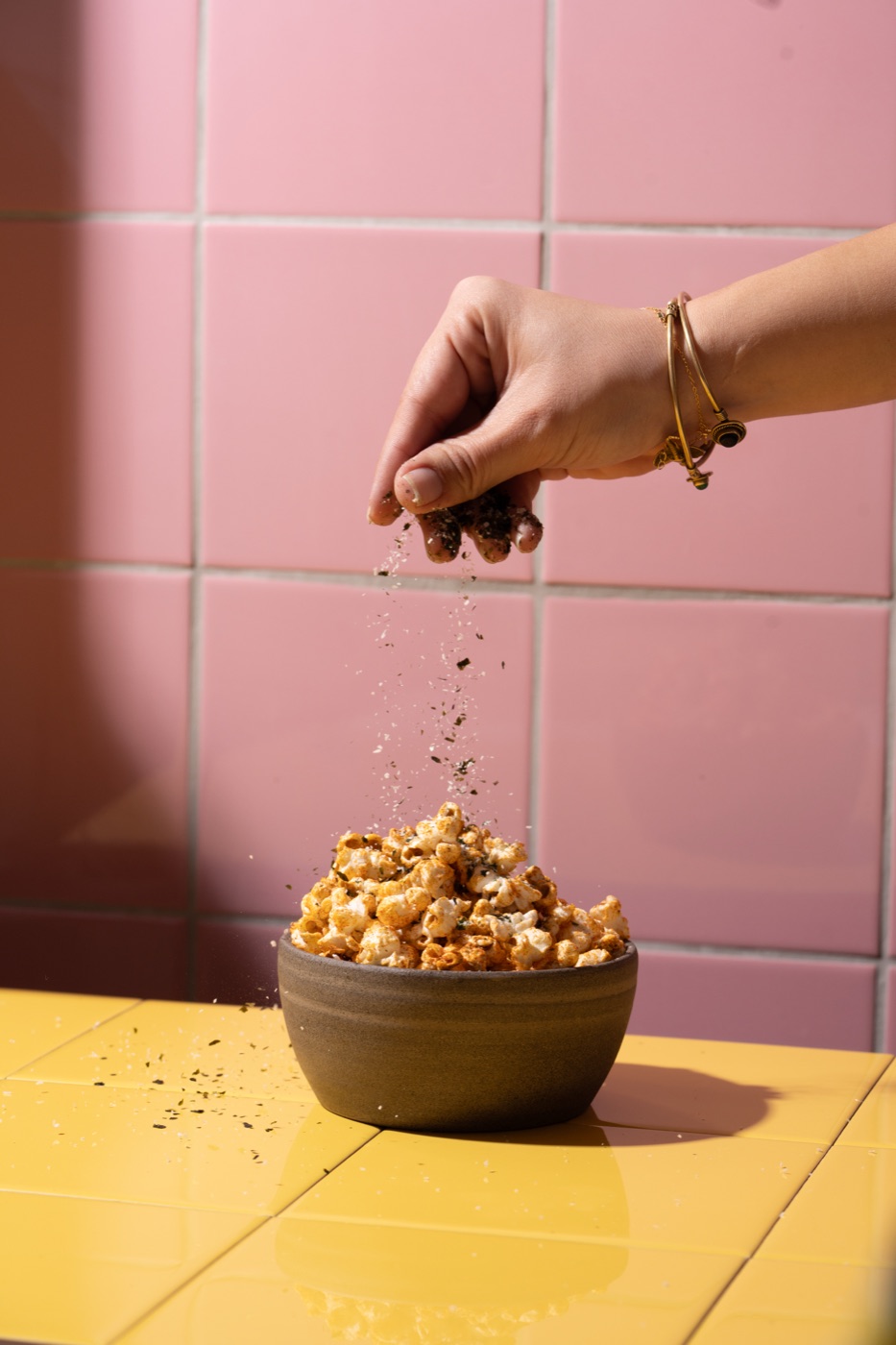 Hand sprinkling spice